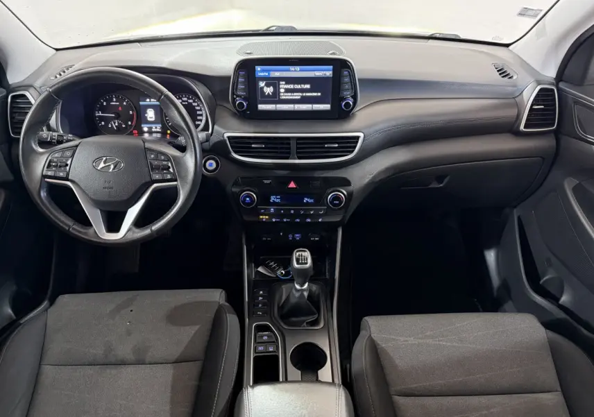 Vue intérieure frontale du tableau de bord et volant cuir noir du Hyundai Tucson 1.6 CRDI 136 Premium de 2019.