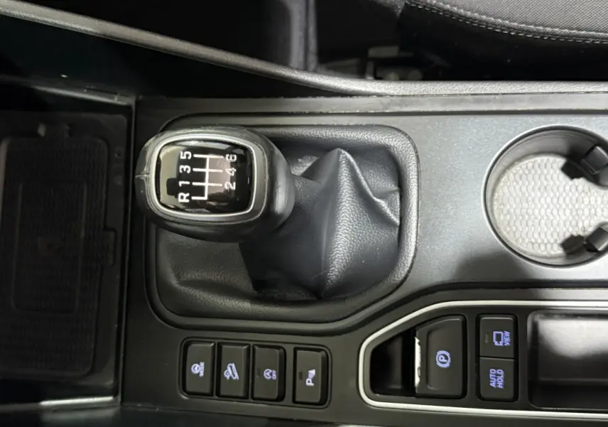 Gros plan sur le levier de vitesses manuel noir et la console centrale du Hyundai Tucson 1.6 CRDI 136 Premium 2019.