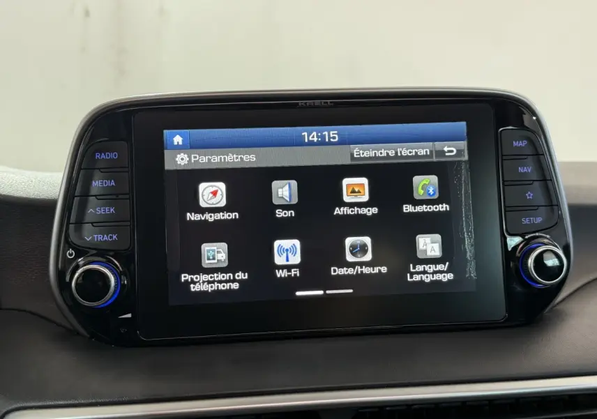 Écran tactile central du tableau de bord du Hyundai Tucson 2019 affichant les paramètres de navigation et connectivité.