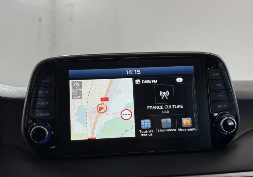 Écran tactile central du Hyundai Tucson 2019 affichant la navigation et la radio DAB/FM, vue de face.