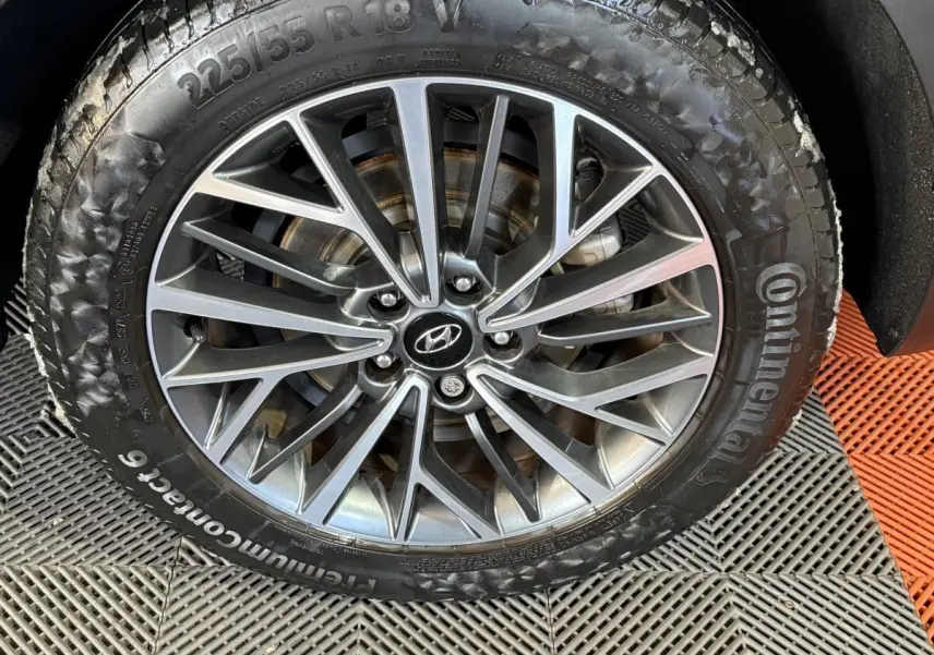 Gros plan sur la jante alliage gris du Hyundai Tucson 1.6 CRDI 136 Premium avec pneu Continental noir.