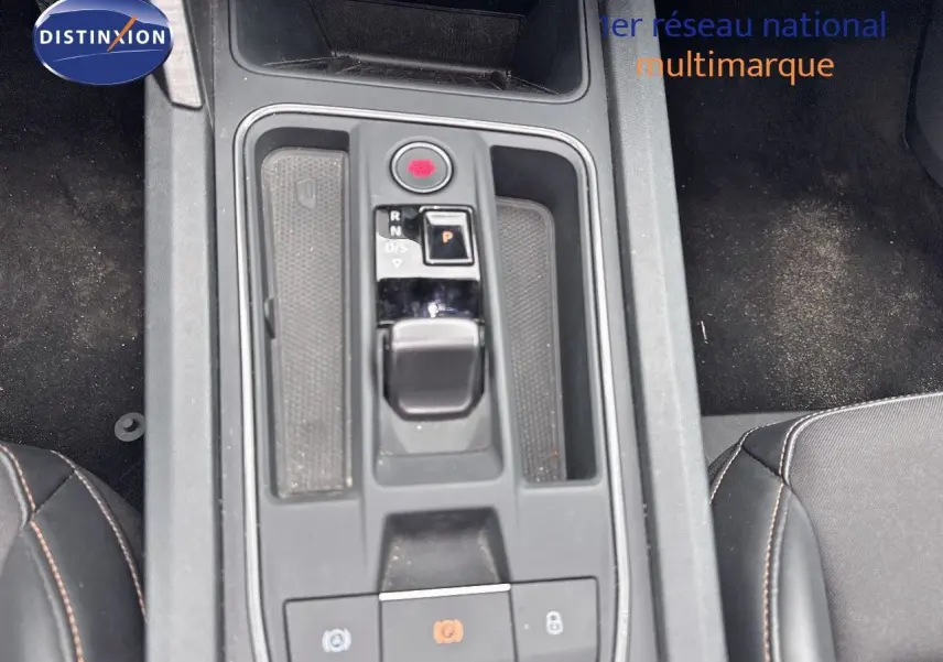 Gros plan sur la console centrale avec levier de boîte automatique de la CUPRA LEON ST gris magnétique 2024.