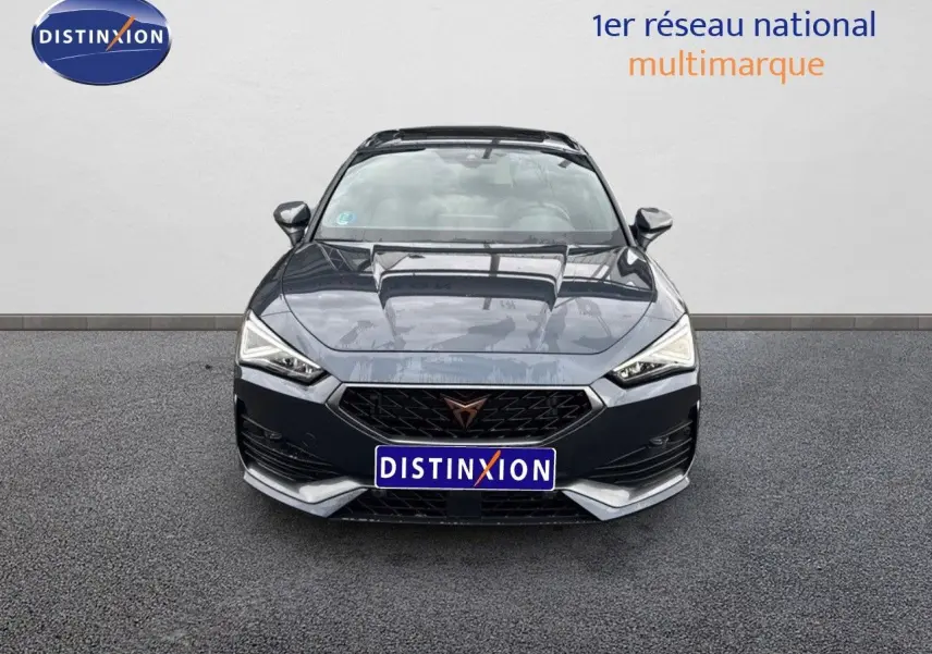 Vue frontale d'une CUPRA LEON ST 1.5 ETSI 150CH DSG gris magnétique avec calandre noire et détails argentés.