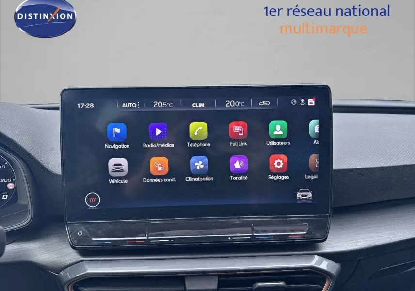 Écran tactile central affichant les menus de navigation et climatisation dans l'habitacle d'une CUPRA LEON ST gris magnétique 2024.