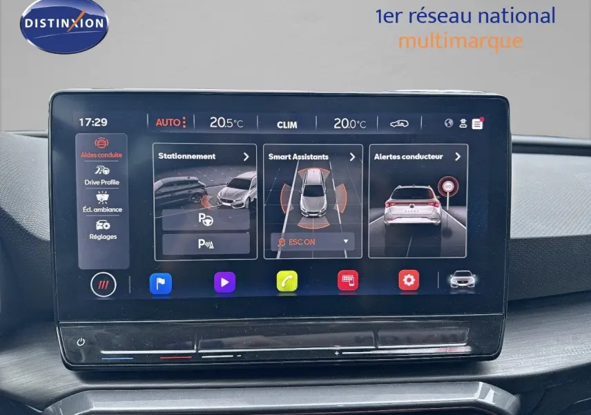 Écran tactile central affichant les aides à la conduite dans l'habitacle d'une CUPRA LEON ST gris magnétique 2024.