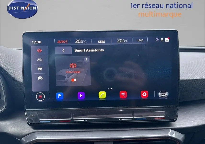 Écran tactile central affichant les assistants intelligents dans l'habitacle d'une CUPRA Leon ST gris magnétique 2024.