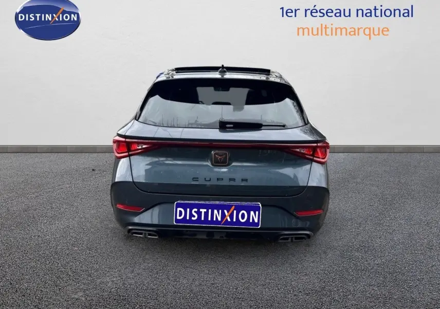 Vue arrière d'une CUPRA LEON ST gris magnétique avec feux LED reliés et double sortie d'échappement intégrée.