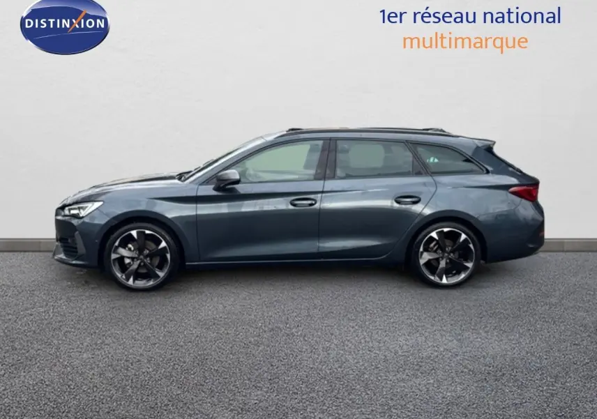 Profil côté gauche de la CUPRA LEON ST 2024 gris magnétique avec jantes bi-ton et lignes dynamiques élégantes.