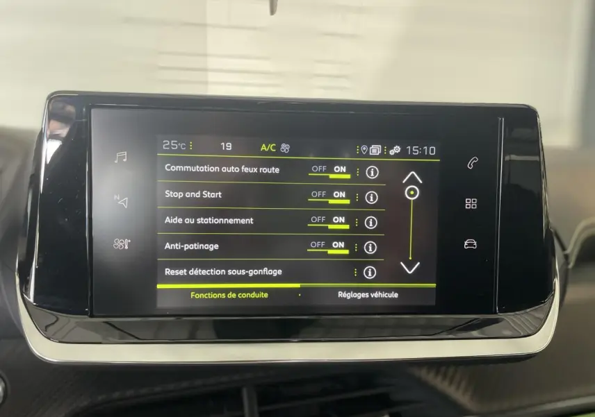 Écran tactile central affichant les réglages de conduite du Peugeot 208 gris clair, intérieur noir avec détails verts.