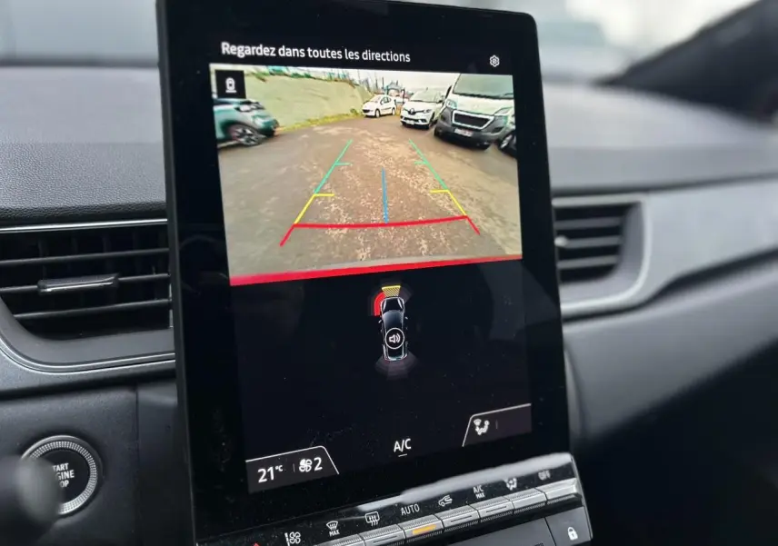 Vue intérieure du tableau de bord du Renault Captur 2025 avec écran tactile affichant la caméra de recul en fonctionnement.