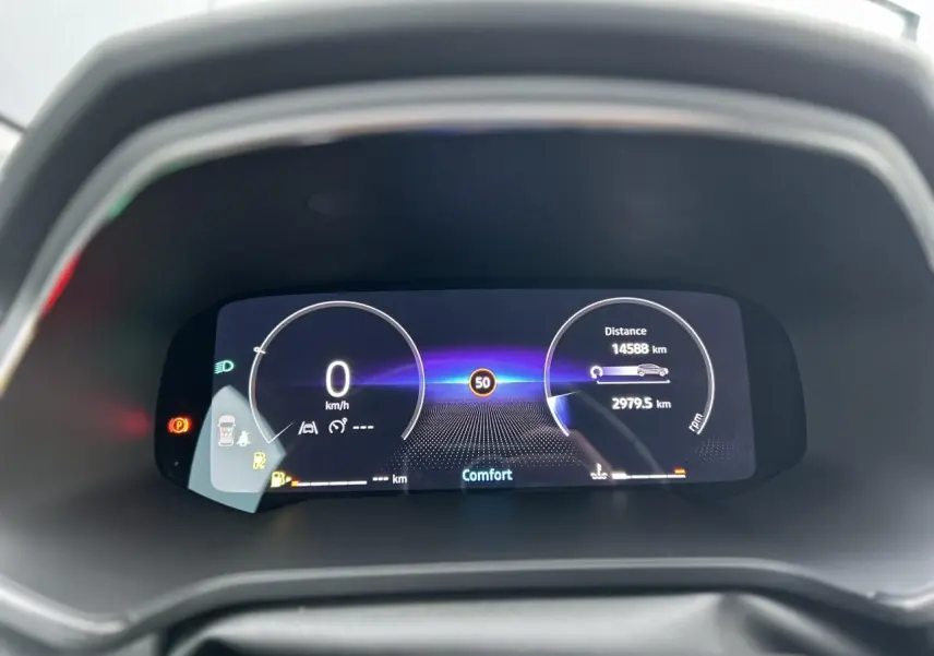 Tableau de bord numérique du Renault Captur 2025 affichant la vitesse, mode confort et compteurs, vue frontale rapprochée.