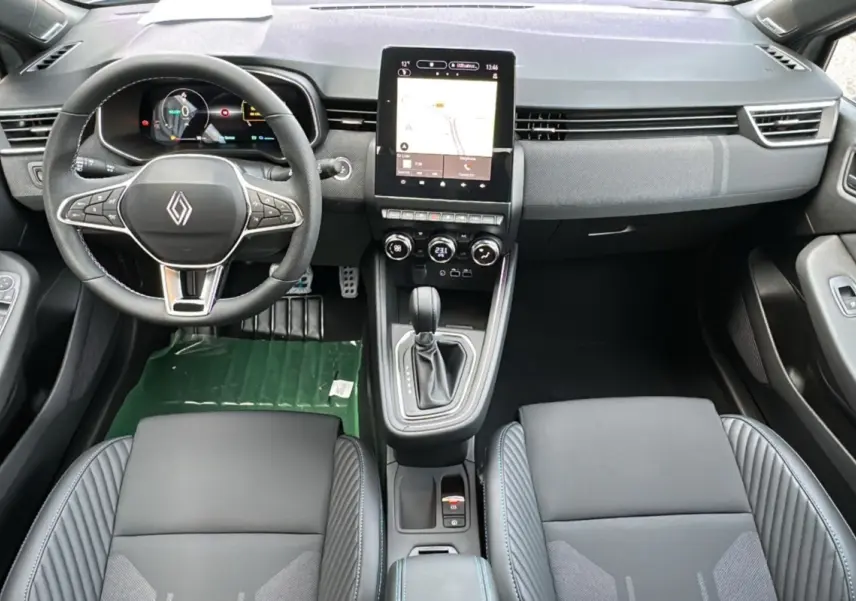 Vue intérieure avant de la Renault Clio V E-Tech 145 Esprit Alpine Bose, avec tableau de bord numérique et écran tactile central.