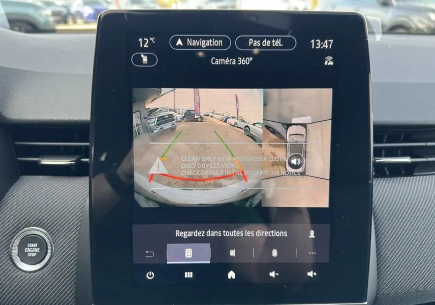 Écran central de la Renault Clio V E-Tech 145 Esprit Alpine Bose montrant la caméra 360° en intérieur.