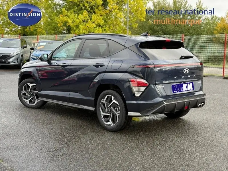 Vue 3/4 arrière droite d'un Hyundai KONA 2025 Cyber Gray métallisé avec feux arrière LED et jantes alu distinctives.