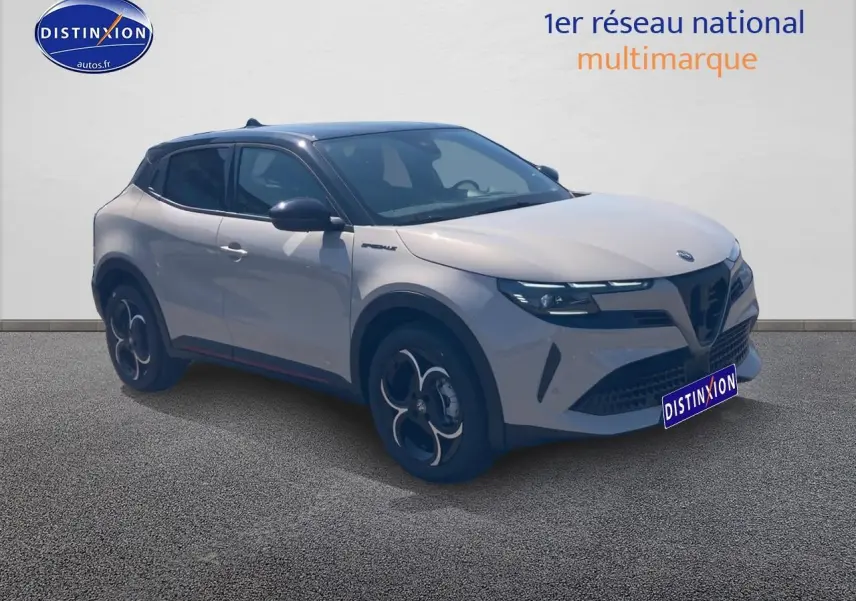 Alfa Romeo Junior 1.2 hybride ivoire et noir, vue 3/4 avant droit avec jantes alliage et phares matrix LED.