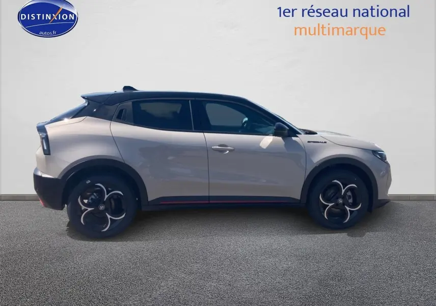 Vue de profil côté gauche d'une Alfa Romeo Junior 1.2 hybride ivoire et noir avec jantes alliage et vitres teintées.