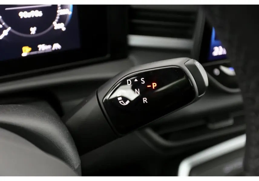 Gros plan sur le sélecteur de boîte automatique du Volkswagen T-Roc 2026, affichage lumineux en position parking.
