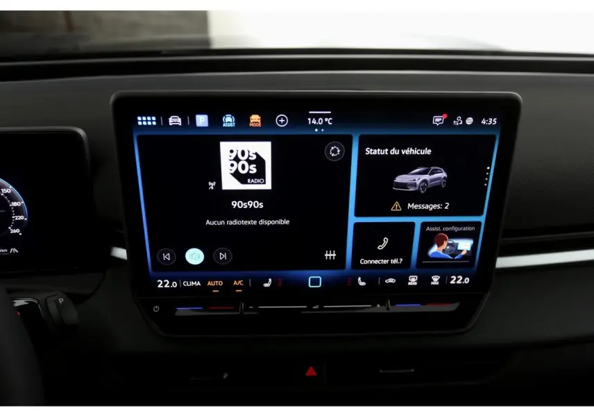 Écran tactile central du tableau de bord du Volkswagen T-Roc 2026 affichant le statut du véhicule et la radio.
