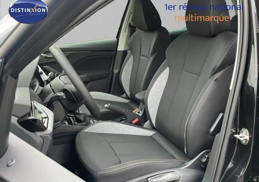 Vue intérieure côté conducteur du Skoda Kamiq noir magique métal, mettant en valeur les sièges tissu noir et gris clair.