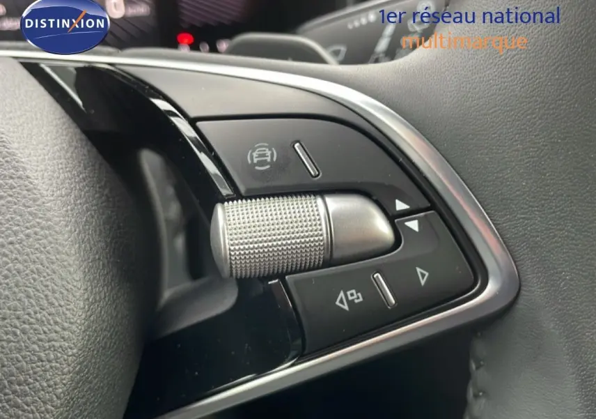 Gros plan sur les commandes multifonctions en métal brossé du volant d’un Skoda Kamiq noir magique métal.