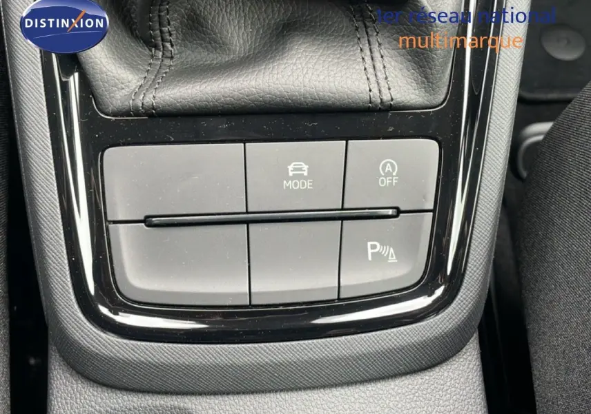 Gros plan sur les boutons de commande de la console centrale du Skoda Kamiq noir magique métal, version 1.0 TSI DSG7.