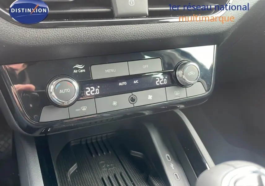 Gros plan sur la console centrale du Skoda Kamiq noir, mettant en valeur la climatisation automatique et les commandes tactiles.