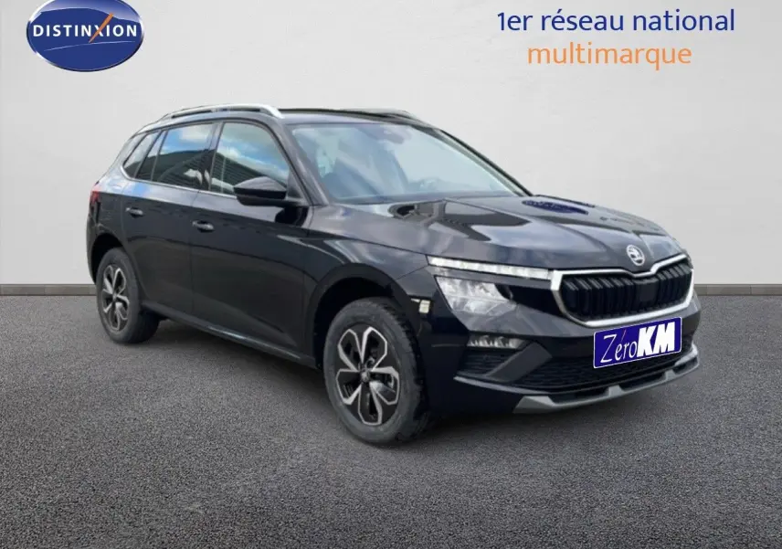 Vue 3/4 avant d'un Skoda Kamiq noir magique métal avec jantes bicolores et calandre distinctive.