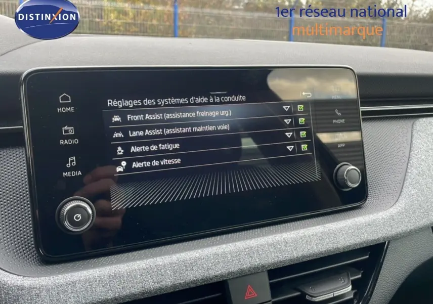 Écran tactile intérieur affichant les réglages d’aide à la conduite du Skoda Kamiq noir magique métal.