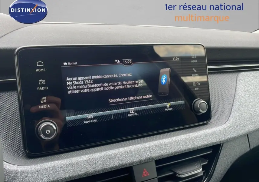 Écran tactile central du tableau de bord du Skoda Kamiq noir, affichant le menu Bluetooth et les commandes multimédia.
