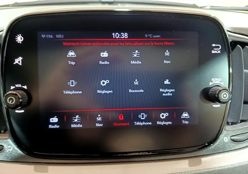 Écran tactile central de la Fiat 500 Hybrid gris foncé, affichant le menu principal multimédia et navigation.