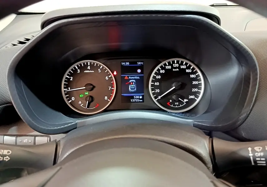 Vue rapprochée du combiné d'instruments du Nissan Juke noir 2023, affichant vitesse, compte-tours et écran central digital.