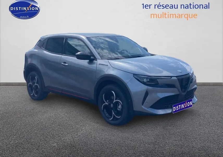 Vue 3/4 avant droite d'une Alfa Romeo Junior gris métallisé avec jantes alliage noires et vitres teintées.