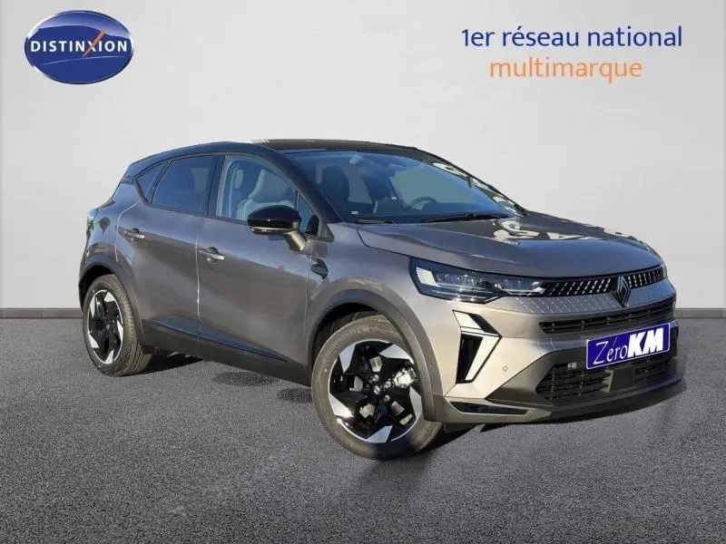 Renault Captur 2025 gris métallisé en 3/4 avant droit avec jantes alliage et feux LED distinctifs.