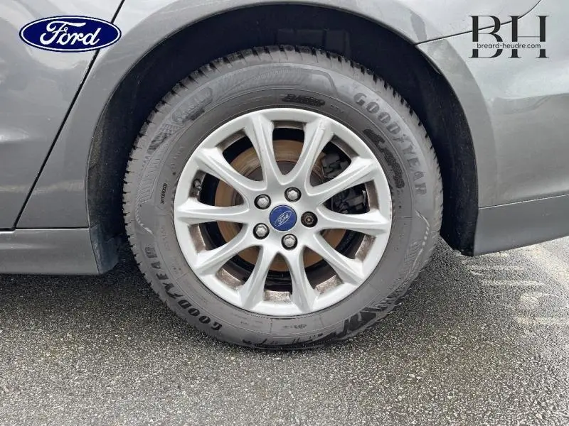 Gros plan sur la roue avant gauche de la Ford Mondeo SW gris Magnetic avec jante alu et pneu Goodyear.