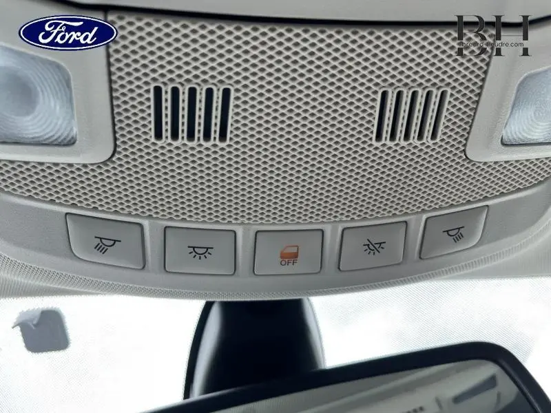 Vue intérieure du plafonnier gris clair avec commandes d'éclairage et miroir intérieur d'une Ford Mondeo SW 2016.