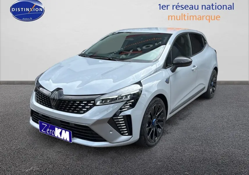 Renault Clio V gris rafale vue 3/4 avant droit avec jantes alu esprit alpine noires et calandre chromée