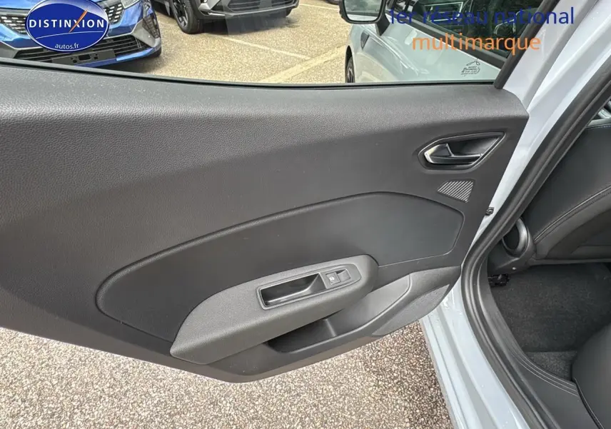 Porte arrière côté droit ouverte d'une Renault Clio V gris rafale, montrant la garniture intérieure noire et la poignée de fenêtre.