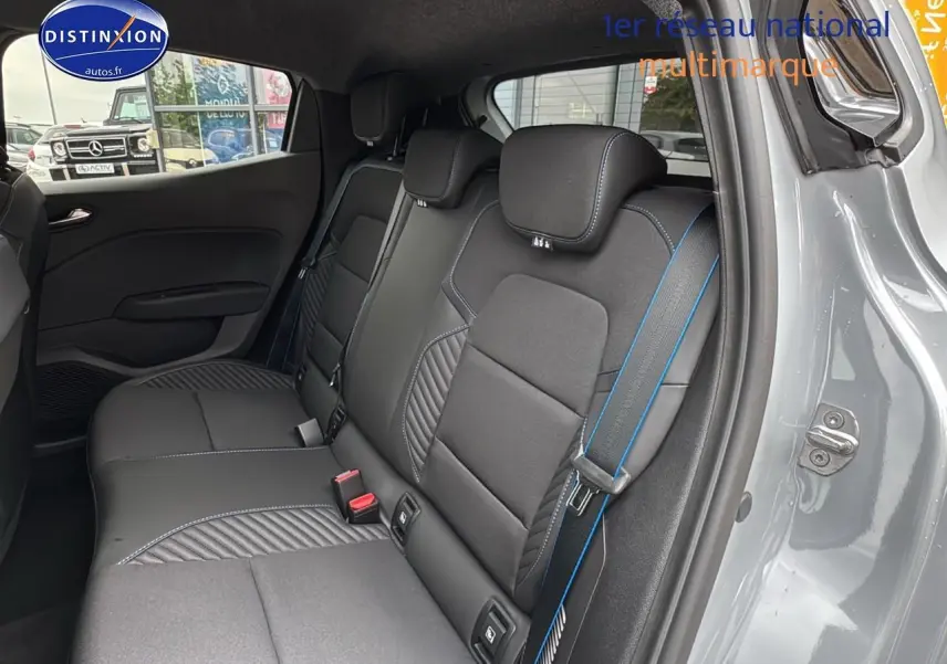 Vue côté droit de la banquette arrière en cuir noir avec surpiqûres bleues de la Renault Clio V gris rafale.