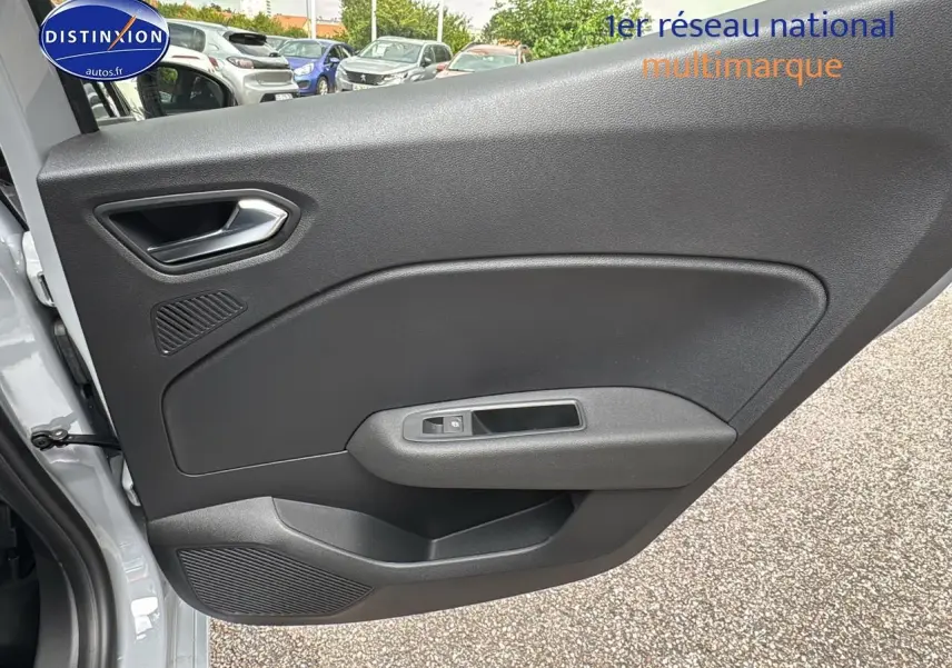 Porte intérieure côté gauche de la Renault Clio V gris rafale, avec poignée et commande de vitre électrique.