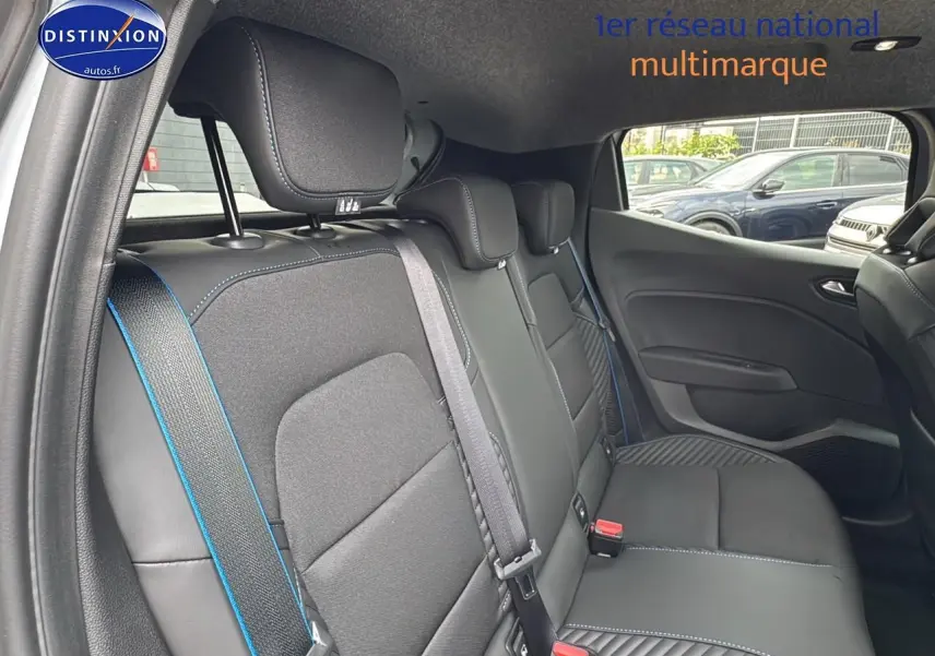 Banquette arrière en cuir noir avec surpiqûres bleues de la Renault Clio V gris rafale, vue côté gauche intérieur arrière.