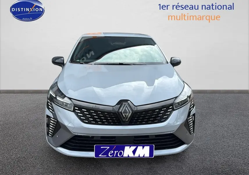 Renault Clio V gris rafale vue de face avec calandre noire et feux LED verticaux allumés