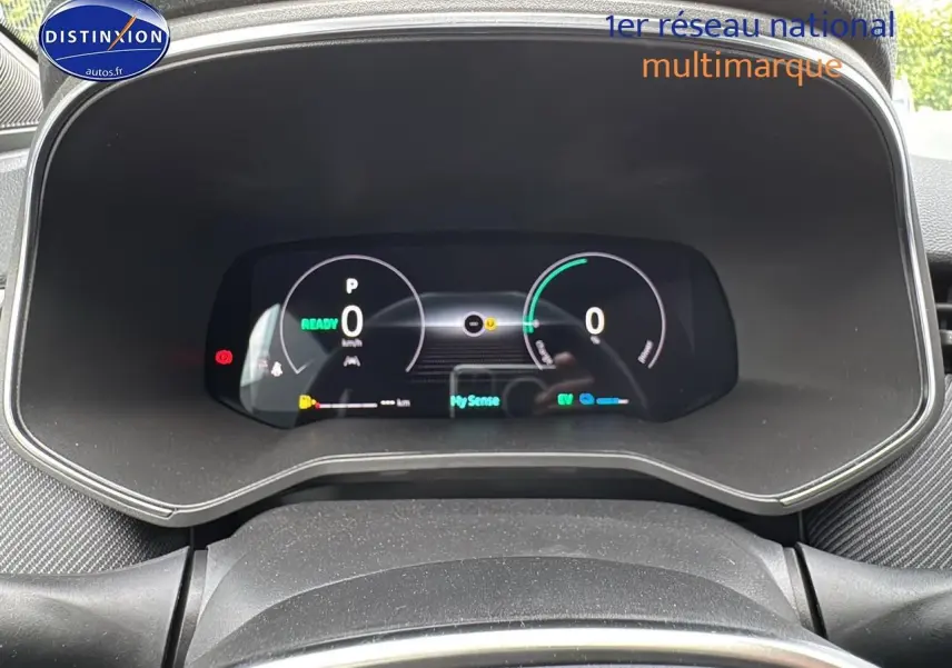 Tableau de bord numérique de la Renault Clio V hybride 2025, affichage multifonction clair et moderne.