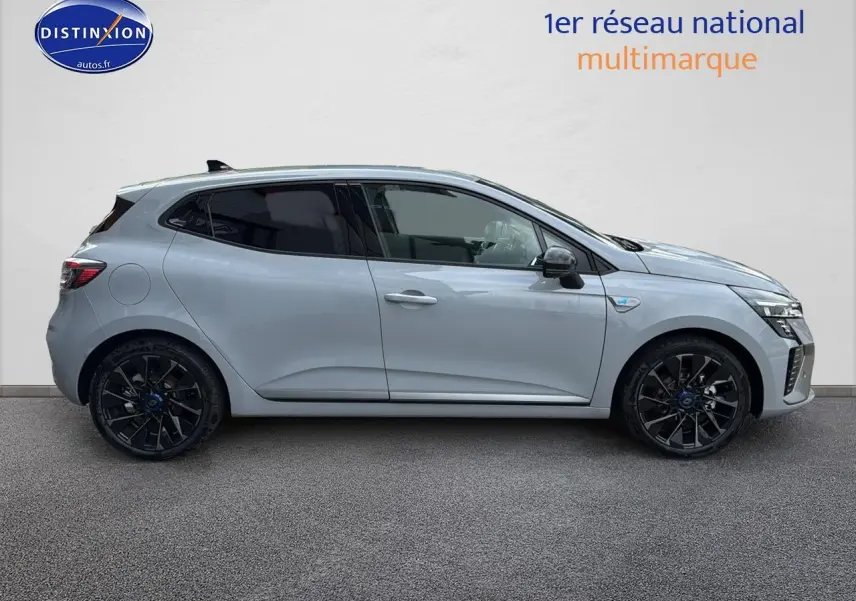 Profil droit de la Renault Clio V gris rafale avec jantes alu noires esprit Alpine sur fond neutre.