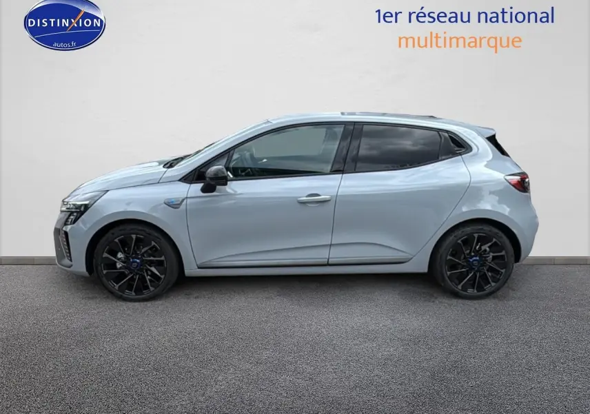 Profil droit d'une Renault Clio V gris rafale avec jantes alu noires esprit alpine sur fond neutre.