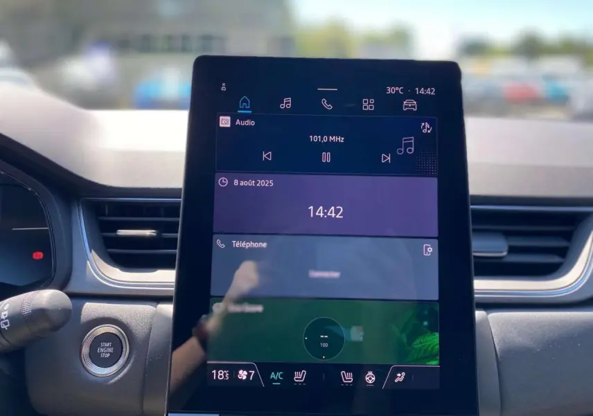 Écran tactile central vertical du tableau de bord du Renault Captur 2025, avec commandes climatisation et multimédia visibles.