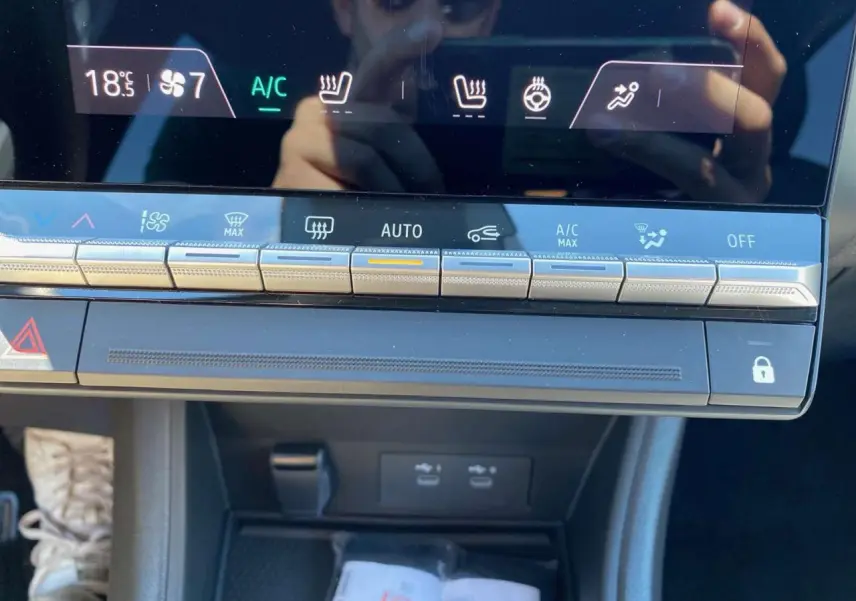 Gros plan sur la console centrale du Renault Captur 2025, montrant les commandes climatisation et ports USB.