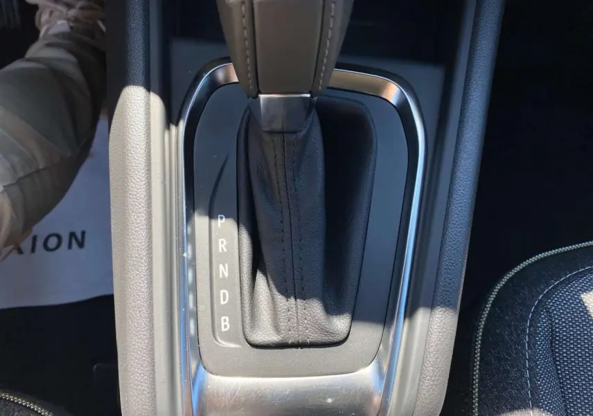 Gros plan sur la commande de boîte automatique noire du Renault Captur 2025, finition Techno, avec coutures visibles.