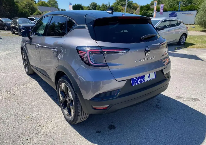 Vue 3/4 arrière droite du Renault Captur gris Cassiopée avec toit noir et feux arrière LED distinctifs.
