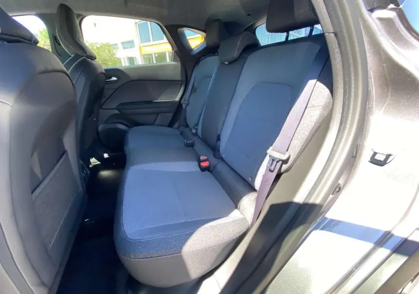 Vue côté droit de la banquette arrière en tissu bleu et noir du Renault Captur 2025 gris Cassiopée toit noir.