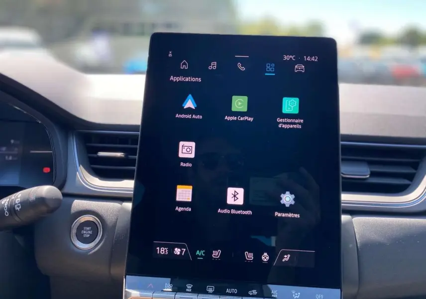 Écran tactile central du tableau de bord du Renault Captur 2025, affichant Android Auto et Apple CarPlay.